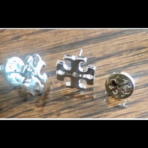 Tory Burch silver logo square stud earrings - Picture 7 of 7
